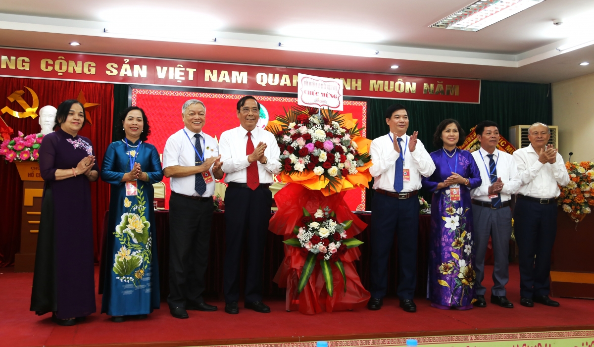 Trung ương Hội Người cao tuổi Việt Nam tặng hoa chúc mừng Đại hội Trung ương Hội Người cao tuổi Việt Nam tặng hoa chúc mừng Đại hội