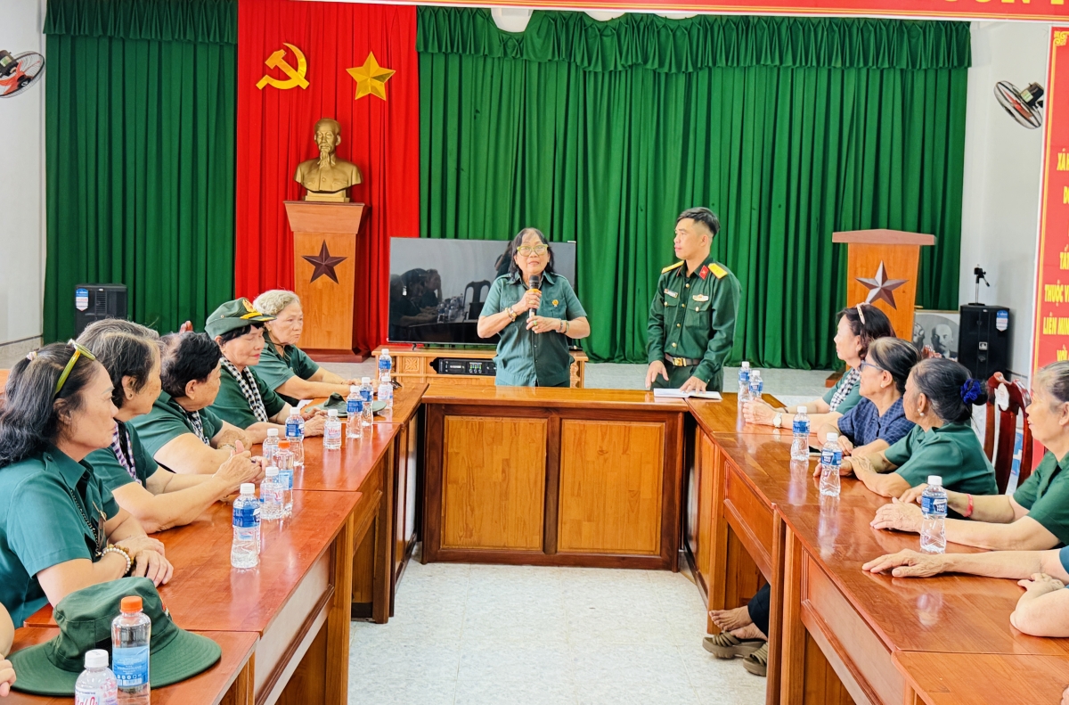 Bà Nguyễn Thị Ba, Chủ nhiệm CLB dưỡng sinh 19/5 phát biểu tại chuyến về nguồn với Ban Quân sự xã