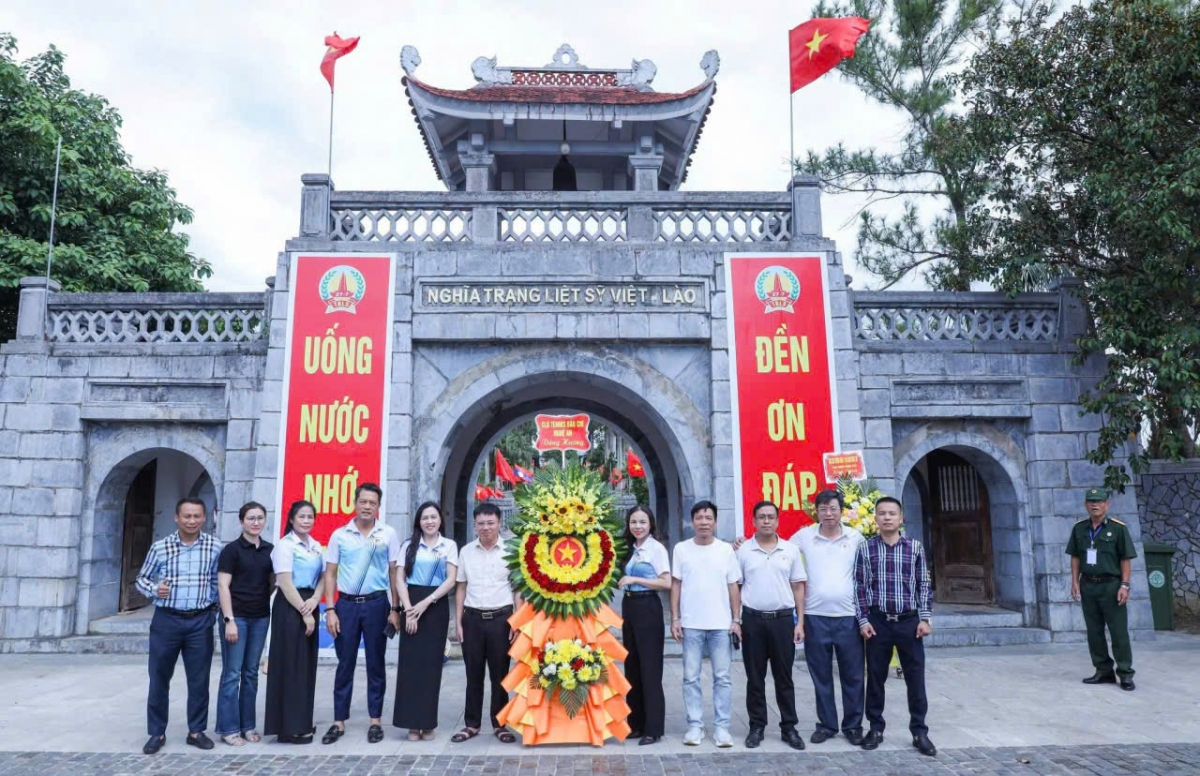 CLB Tennis Báo chí Nghệ An dâng hương tại Nghĩa trang liệt sĩ Quốc tế Việt - Lào