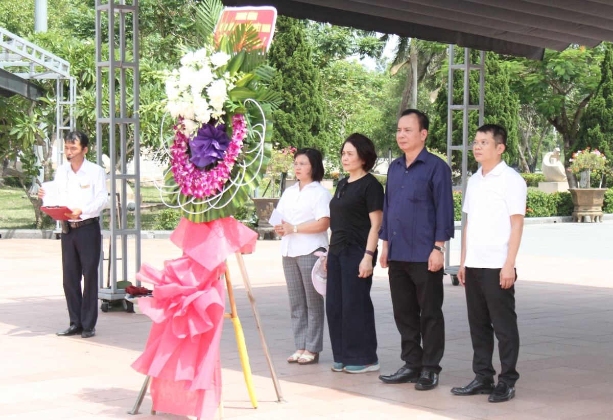 Đoàn công tác Trung ương Hội Người cao tuổi Việt Nam do Phó Chủ tịch Thường trực Nguyễn Lam làm Trưởng đoàn dâng hương, tưởng niệm các anh hùng liệt sĩ tại Di tích quốc gia đặc biệt Thành cổ Quảng Trị.
