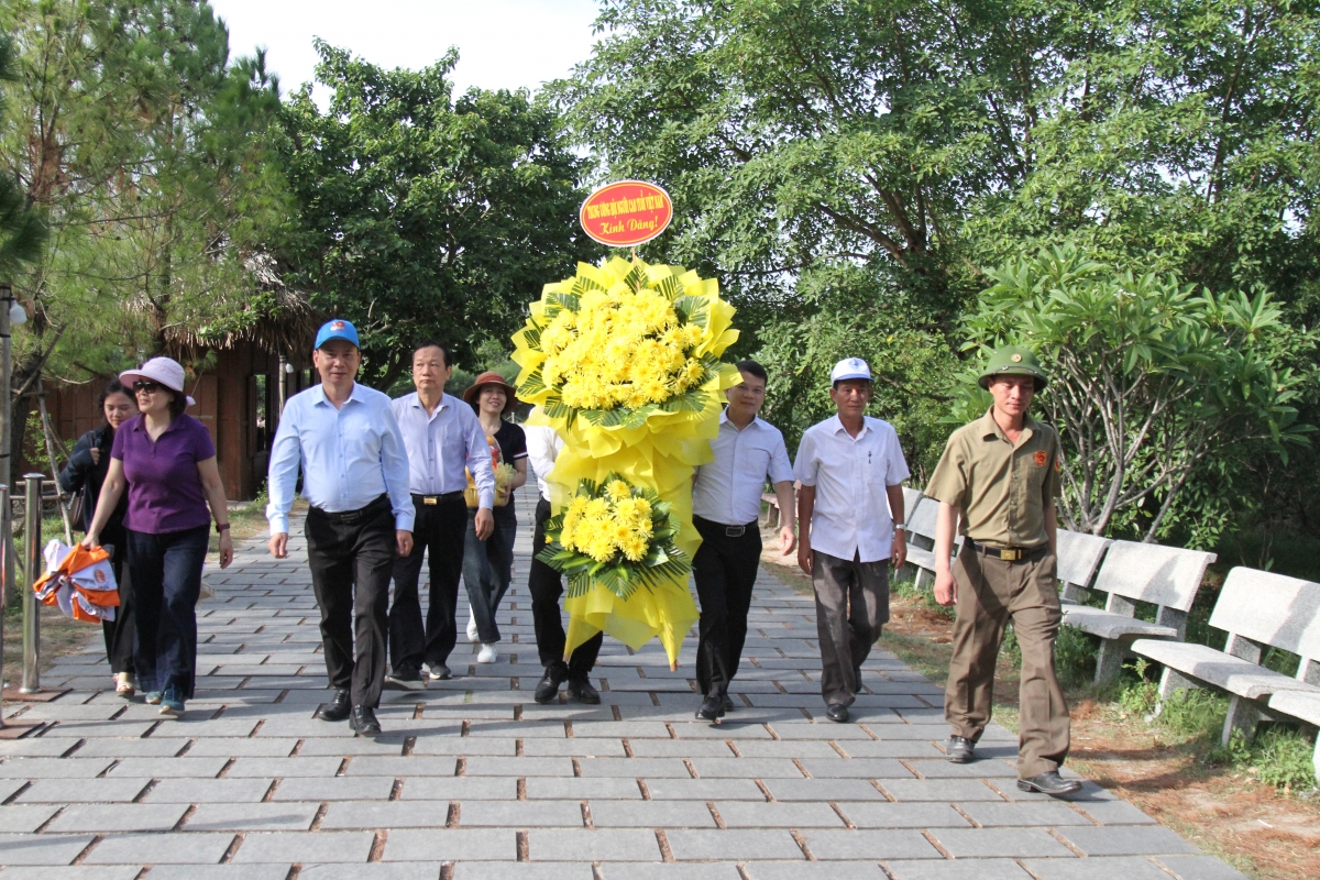 Đoàn đến dâng hương tại Khu mộ Đại tướng Võ Nguyên Giáp ở Vũng Chùa - Đảo Yến (Quảng Trị), bày tỏ lòng biết ơn vị Tổng Tư lệnh đầu tiên của Quân đội nhân dân Việt Nam.