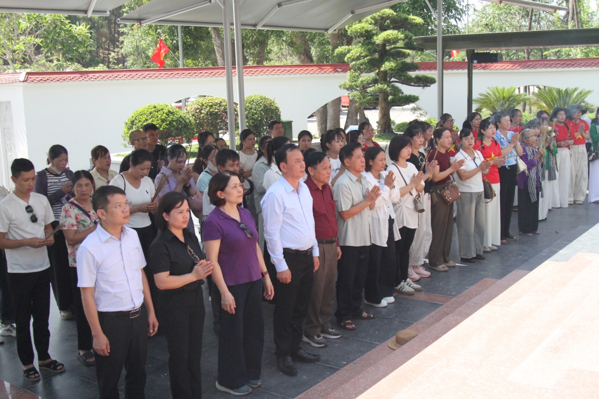 Tại Khu di tích lịch sử Ngã ba Đồng Lộc (Hà Tĩnh), đoàn tưởng niệm 10 nữ thanh niên xung phong anh dũng hy sinh khi làm nhiệm vụ bảo đảm giao thông trên tuyến lửa.
