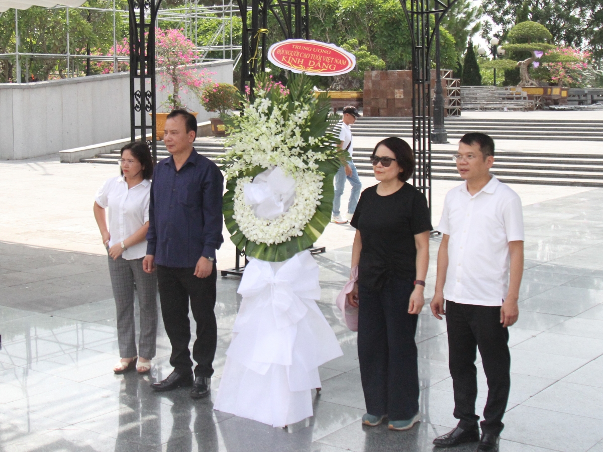 Đoàn dâng hương tại Nghĩa trang Liệt sĩ quốc gia Đường 9 - nơi yên nghỉ của hàng vạn anh hùng liệt sĩ đã chiến đấu, hy sinh trên mặt trận Đường 9 và làm nghĩa vụ quốc tế tại nước bạn Lào.