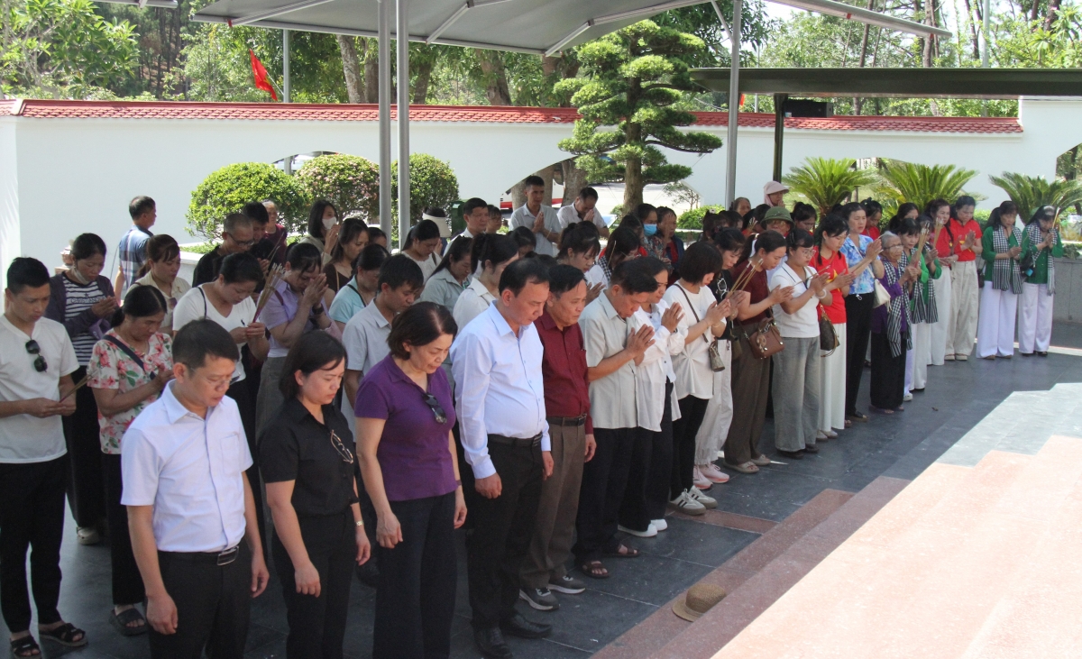 Tại Khu di tích lịch sử Ngã ba Đồng Lộc (Hà Tĩnh), Hội NCT Việt Nam và Hội NCT tỉnh Hà Tĩnh thắp hương, tưởng niệm 10 nữ thanh niên xung phong anh dũng hy sinh khi làm nhiệm vụ bảo đảm giao thông trên tuyến lửa.