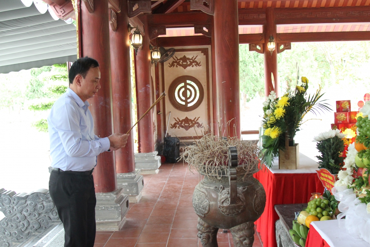 Theo dấu chân lịch sử, thắp nén tâm hương tri ân anh hùng liệt sĩ