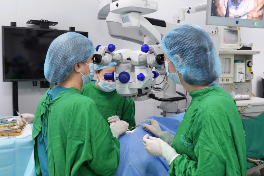 Trao ánh sáng từ những nghĩa cử nhân văn
