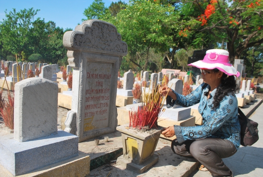 Du khách thắp hương tại Nghĩa trang Liệt sĩ Trường Sơn. Du khách thắp hương tại Nghĩa trang Liệt sĩ Trường Sơn.