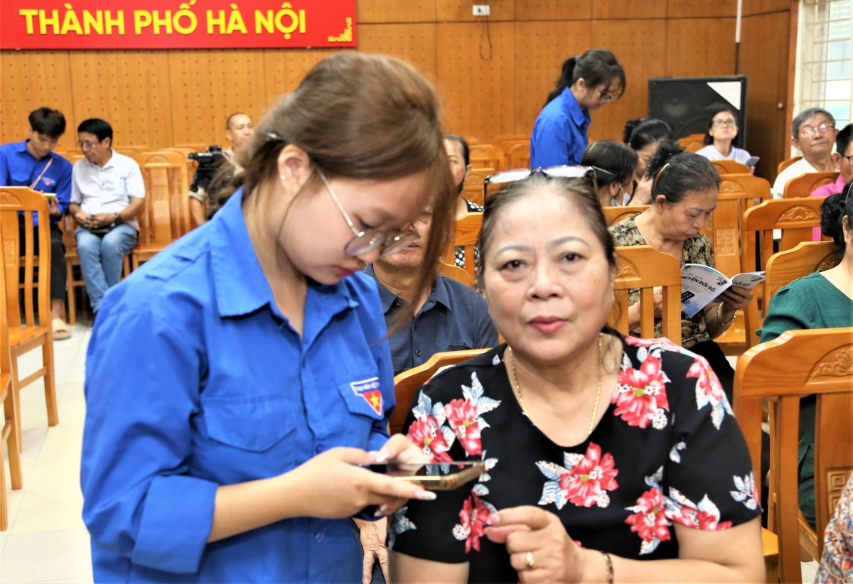 Người cao tuổi Hà Nội chủ động tiếp cận chuyển đổi số từ cơ sở