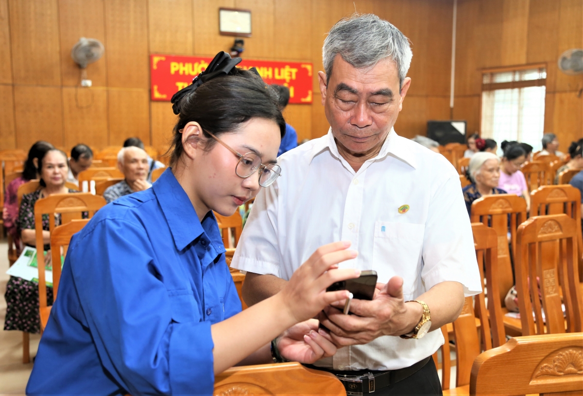 Người cao tuổi Hà Nội chủ động tiếp cận chuyển đổi số từ cơ sở