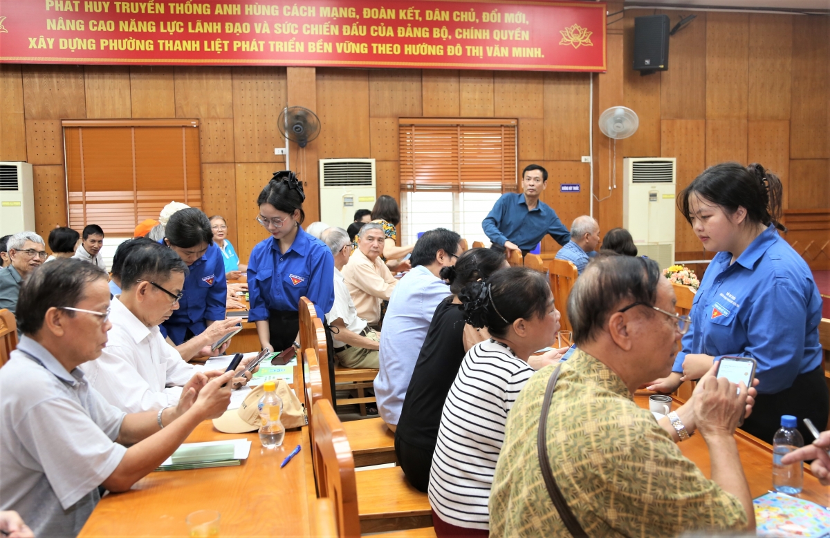 Người cao tuổi Hà Nội chủ động tiếp cận chuyển đổi số từ cơ sở