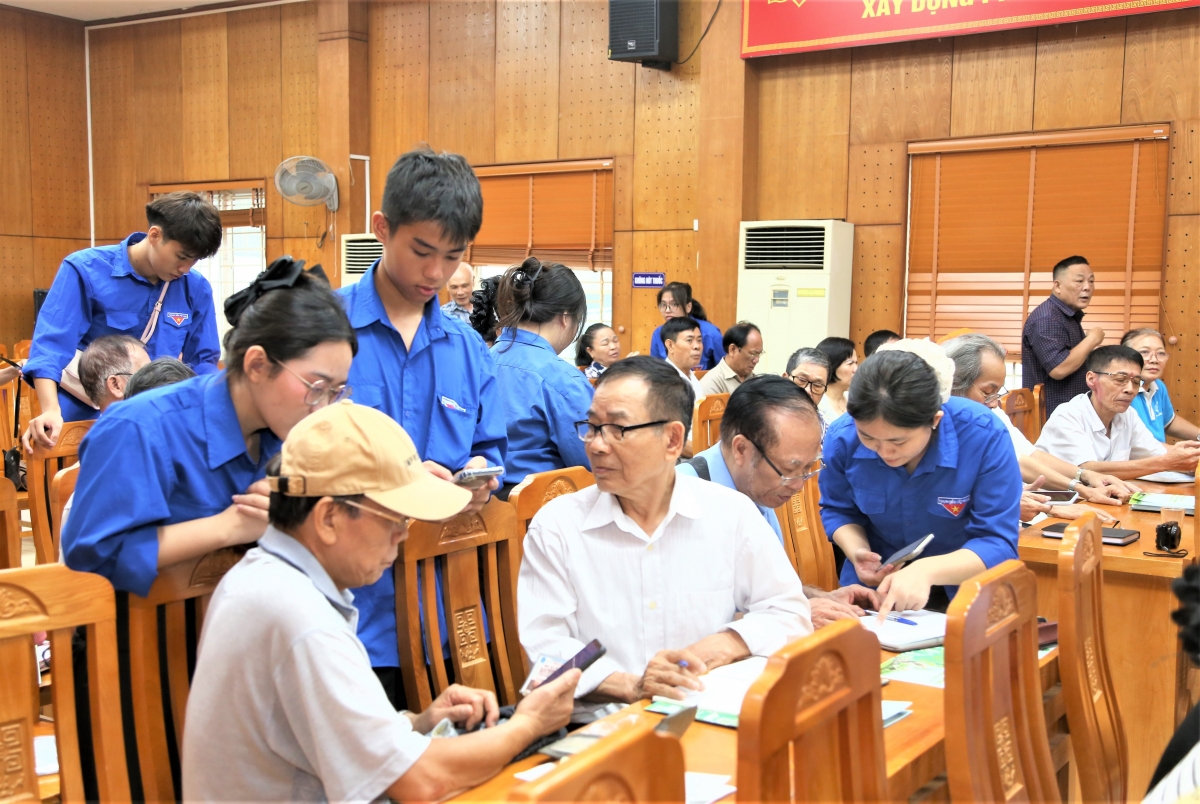 Thanh niên phường Thanh Liệt hướng dẫn NCT trang bị kỹ năng số