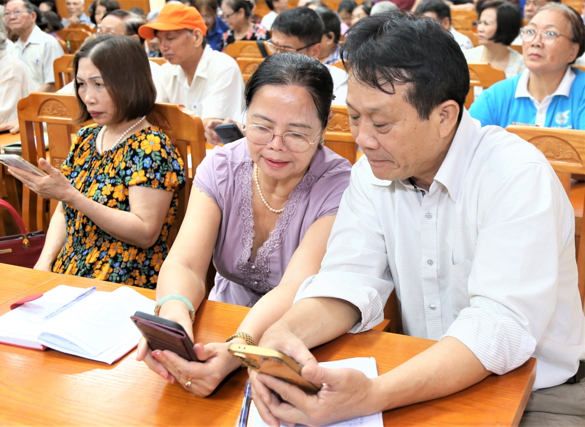 Người cao tuổi Hà Nội chủ động tiếp cận chuyển đổi số từ cơ sở