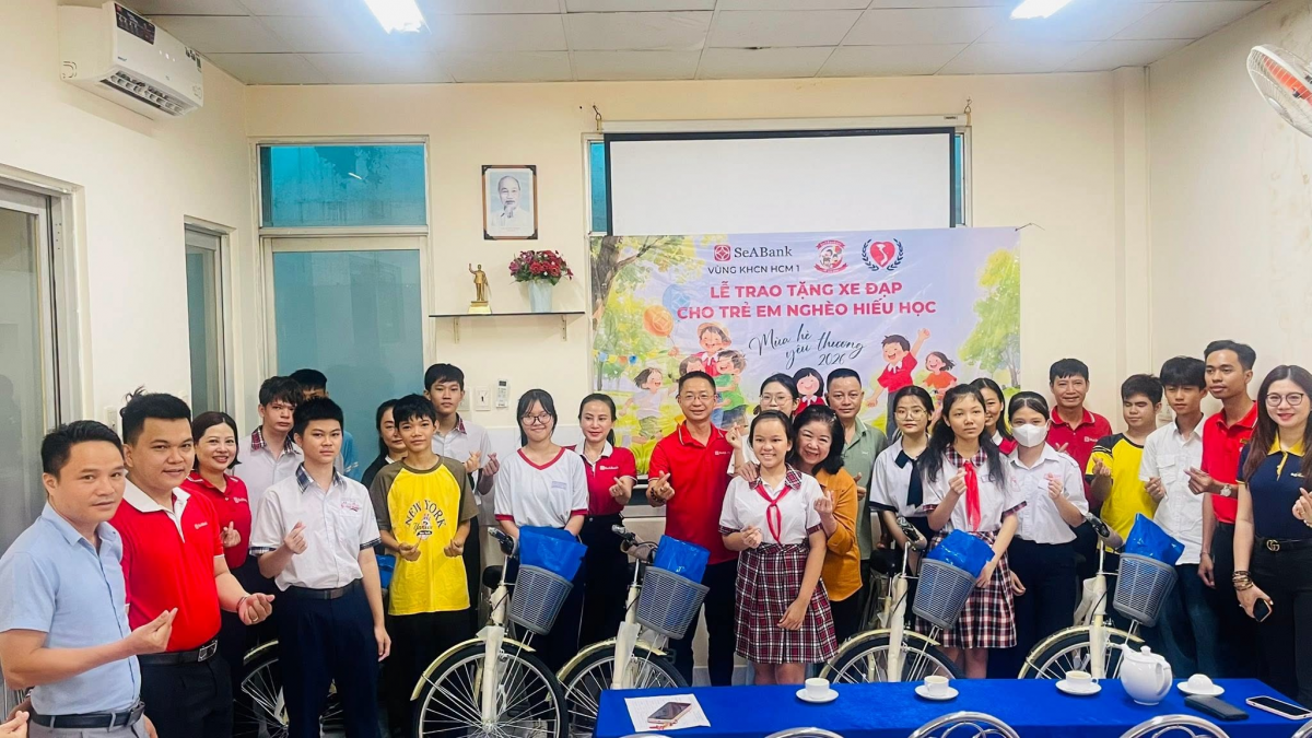 Các SeABanker Vùng KHCN HCM 1 cùng Hội Bảo trợ Người khuyết tật & Trẻ mồ côi TP.HCM trao tặng xe đạp cho trẻ em nghèo Các SeABanker Vùng KHCN HCM 1 cùng Hội Bảo trợ Người khuyết tật & Trẻ mồ côi TP.HCM trao tặng xe đạp cho trẻ em nghèo