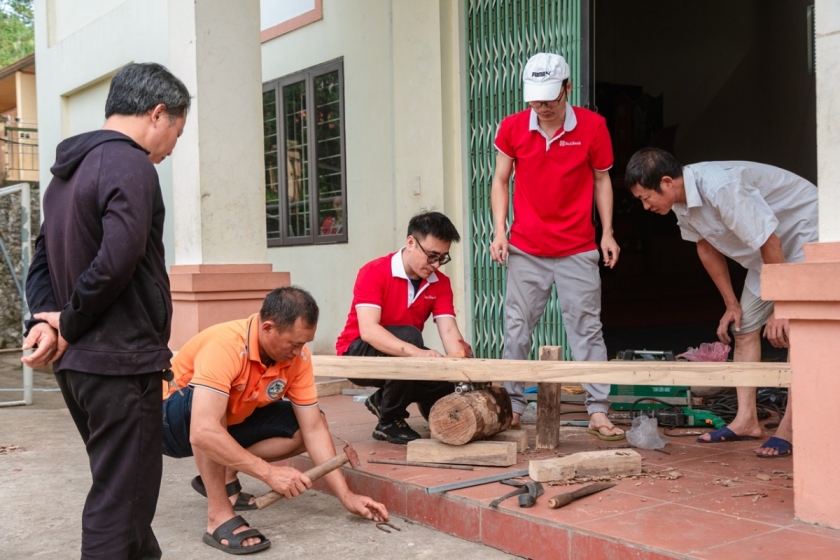SeABanker làm bập bênh cho các em nhỏ tại điểm trường mầm non Xéo tả 2 SeABanker làm bập bênh cho các em nhỏ tại điểm trường mầm non Xéo tả 2