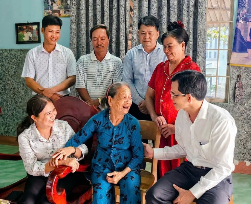 Đồng chí Dương Trọng Hiếu, Ủy viên Ban Thường vụ Thành ủy, Chủ nhiệm Ủy ban Kiểm tra Thành ủy, cùng lãnh đạo xã Hòa Hội thăm, tặng quà bà Trần Thị Hiệp, vợ liệt sĩ, gia đình chính sách tiêu biểu trên địa bàn xã Đồng chí Dương Trọng Hiếu, Ủy viên Ban Thường vụ Thành ủy, Chủ nhiệm Ủy ban Kiểm tra Thành ủy, cùng lãnh đạo xã Hòa Hội thăm, tặng quà bà Trần Thị Hiệp, vợ liệt sĩ, gia đình chính sách tiêu biểu trên địa bàn xã