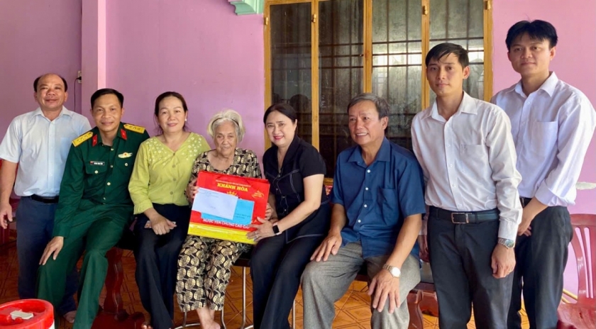 Đồng chí Đinh Thị Trúc My, Bí thư Đảng ủy, Chủ tịch HĐND xã cùng lãnh đạo chính quyền và ban ngành đoàn thể xã Hòa Hội đến thăm và tặng quà gia đình chính sách trên địa bàn Đồng chí Đinh Thị Trúc My, Bí thư Đảng ủy, Chủ tịch HĐND xã cùng lãnh đạo chính quyền và ban ngành đoàn thể xã Hòa Hội đến thăm và tặng quà gia đình chính sách trên địa bàn