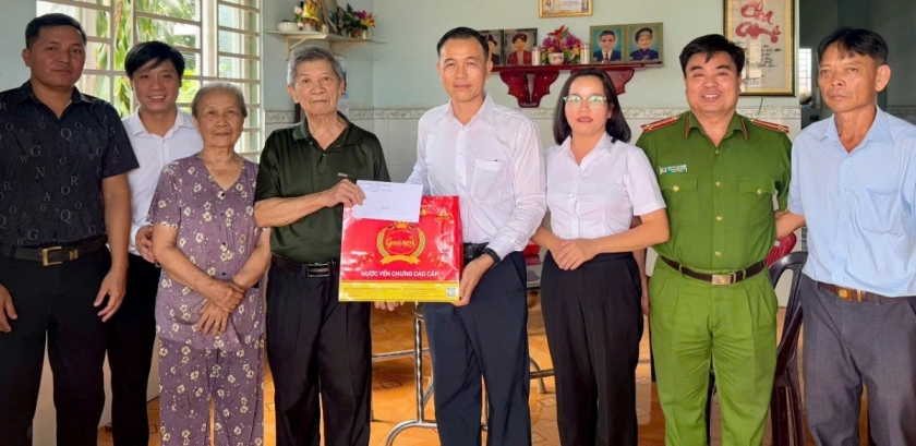 Đồng chí Ngô Văn Chính, Phó Bí thư thường trực Đảng ủy xã cùng lãnh đạo ban ngành xã Hòa Hội đến thăm tặng quà cho cho hộ gia đình chính sách cũng là người cao tuổi tại địa phương Đồng chí Ngô Văn Chính, Phó Bí thư thường trực Đảng ủy xã cùng lãnh đạo ban ngành xã Hòa Hội đến thăm tặng quà cho cho hộ gia đình chính sách cũng là người cao tuổi tại địa phương