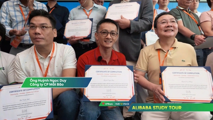 Ông Huỳnh Ngọc Duy, Công ty cổ phần Mắt bão (áo đỏ) Ông Huỳnh Ngọc Duy, Công ty cổ phần Mắt bão (áo đỏ)