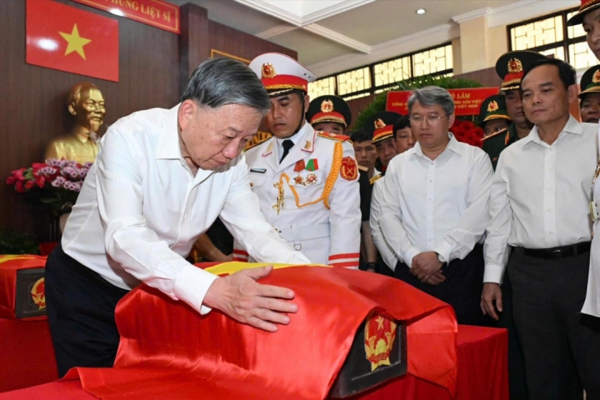 Tổng Bí thư, Chủ tịch nước Tô Lâm tại khu vực quàn hài cốt liệt sĩ. Ảnh: sggp.gov.vn Tổng Bí thư, Chủ tịch nước Tô Lâm tại khu vực quàn hài cốt liệt sĩ. Ảnh: sggp.gov.vn