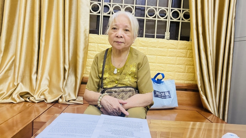 Cụ bà Dư Thị Tâm, 77 tuổi, bức xúc việc nhà hàng xóm, đầu ngách xây công trình lấn chiếm toàn bộ khoảng không lối đi chung.  