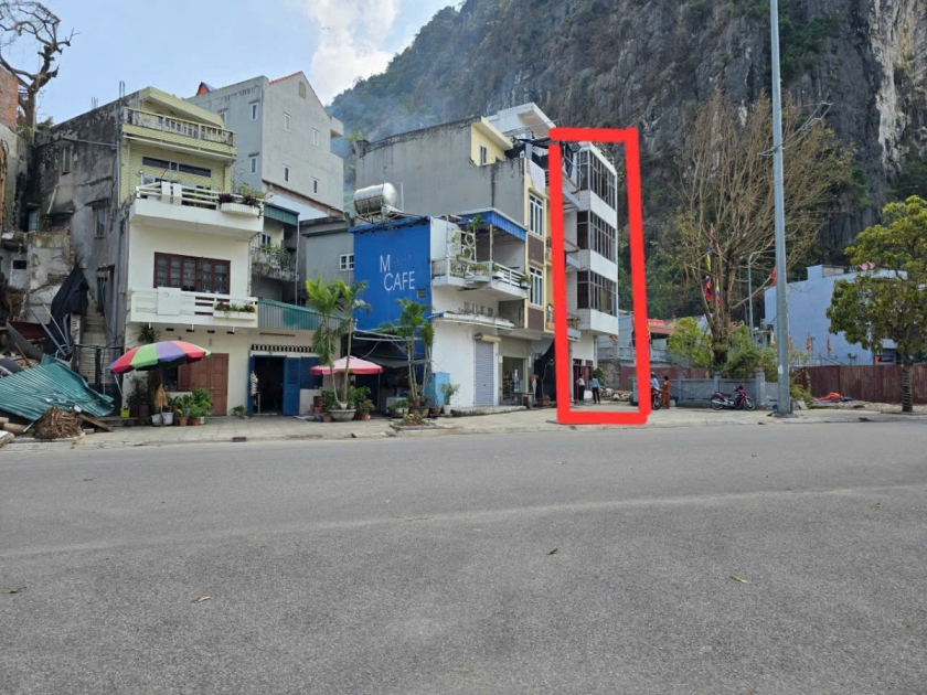 Cùng dãy nhà mặt đường Trần Quốc Nghiễn, đều đóng thuế đất khung giá như nhau nhưng giá đền bù nhà ông Nguyễn Trọng Thông(khoanh đỏ) chỉ bằng một nửa so với nhà liền kề, bên cạnh. Cùng dãy nhà mặt đường Trần Quốc Nghiễn, đều đóng thuế đất khung giá như nhau nhưng giá đền bù nhà ông Nguyễn Trọng Thông(khoanh đỏ) chỉ bằng một nửa so với nhà liền kề, bên cạnh.