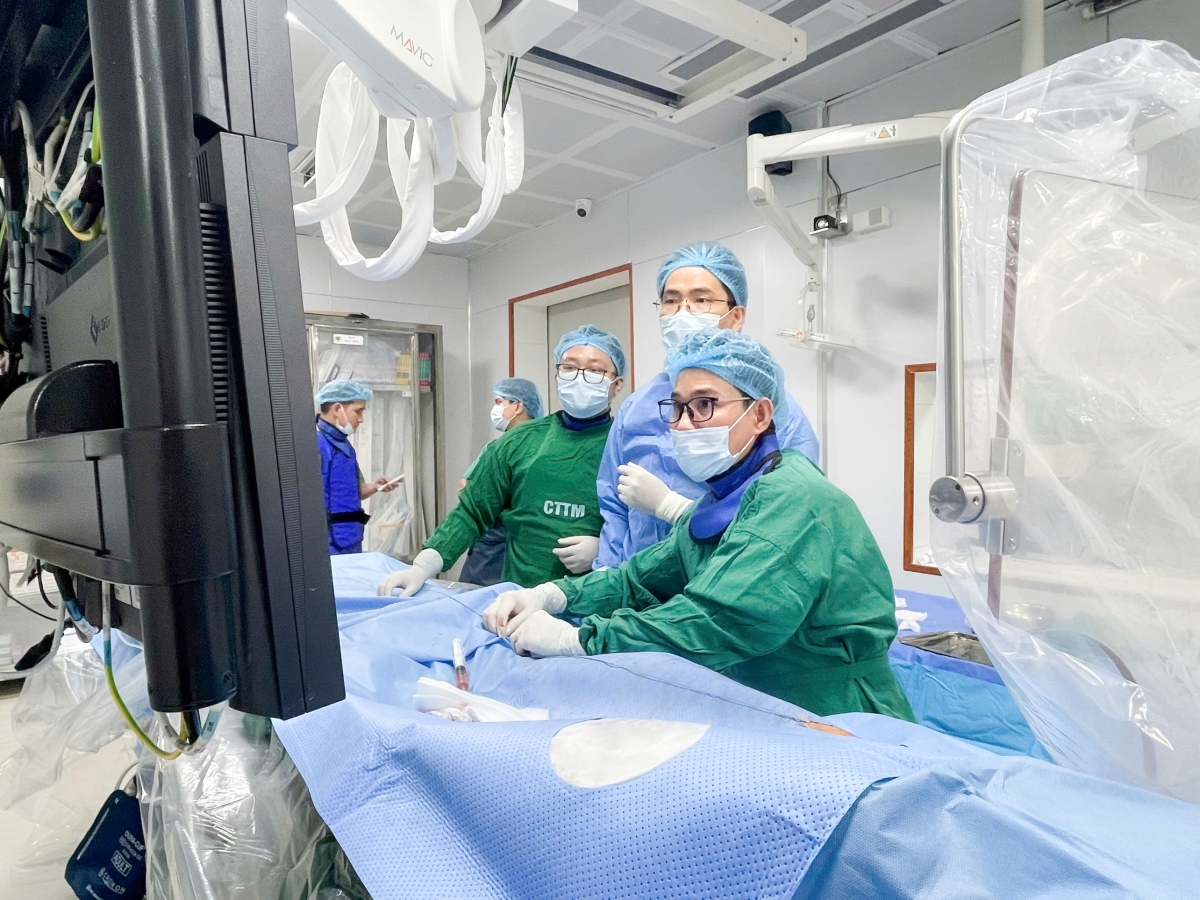 Bệnh nhân người cao tuổi bị đột quỵ được đội ngũ y bác sỹ tiến hành chụp mạch số hóa xóa nền(DSA) và can thiệp lấy huyết khối cơ học Bệnh nhân người cao tuổi bị đột quỵ được đội ngũ y bác sỹ tiến hành chụp mạch số hóa xóa nền(DSA) và can thiệp lấy huyết khối cơ học