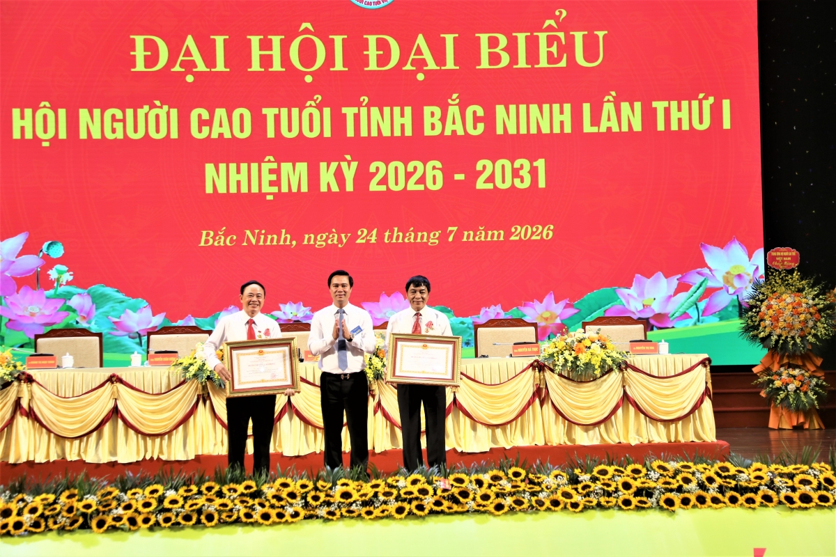 Thừa ủy quyền Chủ tịch nước, lãnh đạo tỉnh Bắc Ninh trao Huân chương Lao động hạng Nhì cho các cá nhân xuất sắc Thừa ủy quyền Chủ tịch nước, lãnh đạo tỉnh Bắc Ninh trao Huân chương Lao động hạng Nhì cho các cá nhân xuất sắc