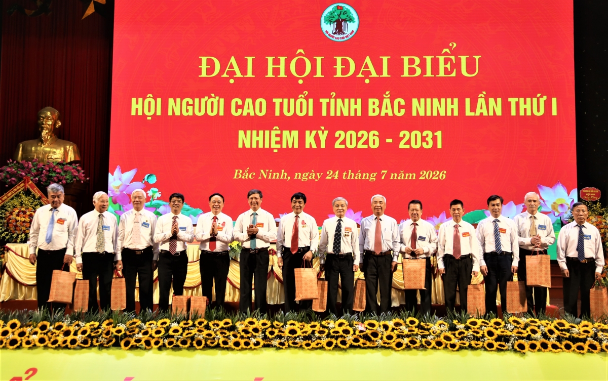 Tặng quà tri ân những cán bộ không tham gia Ban Chấp hành khóa mới Tặng quà tri ân những cán bộ không tham gia Ban Chấp hành khóa mới