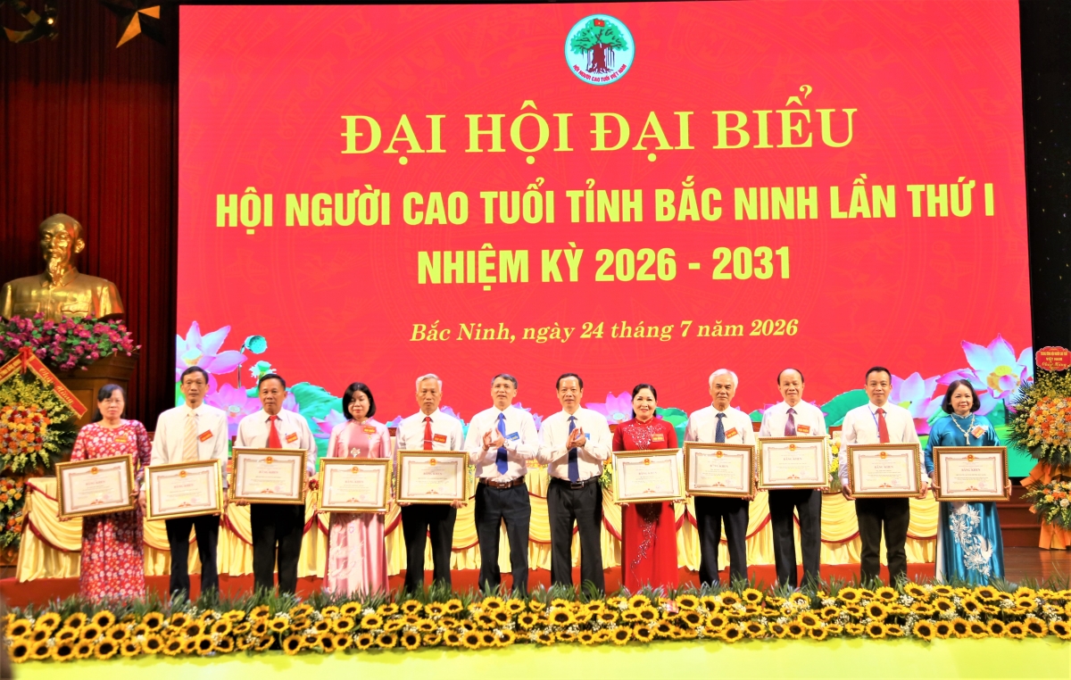Trao Bằng khen của Chủ tịch UBND tỉnh cho các tập thể, cá nhân xuất sắc Trao Bằng khen của Chủ tịch UBND tỉnh cho các tập thể, cá nhân xuất sắc