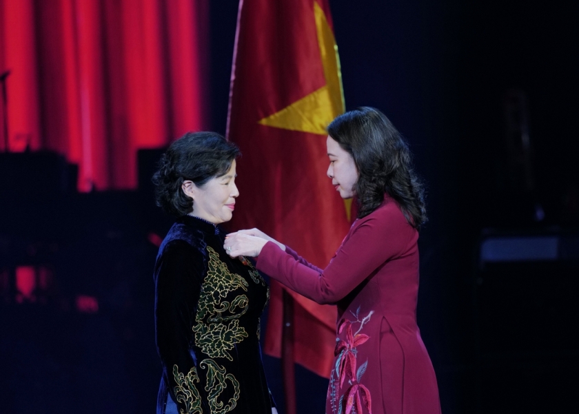 Bà Mai Kiều Liên - nguyên Ủy viên Trung ương Đảng, Anh hùng Lao động, Tổng giám đốc Vinamilk (bên trái) - đón nhận Huân chương Độc lập hạng Ba từ Bí thư Trung ương Đảng, Phó Chủ tịch nước Cộng hòa Xã hội Chủ nghĩa Việt Nam Võ Thị Ánh Xuân (Ảnh: Minh Anh)