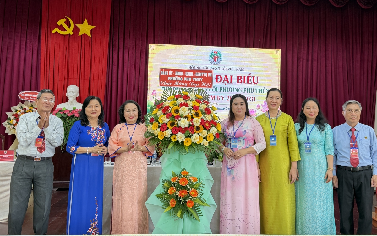 Lãnh đạo Hội NCT tỉnh và địa phương tặng hoa cho Đại hội