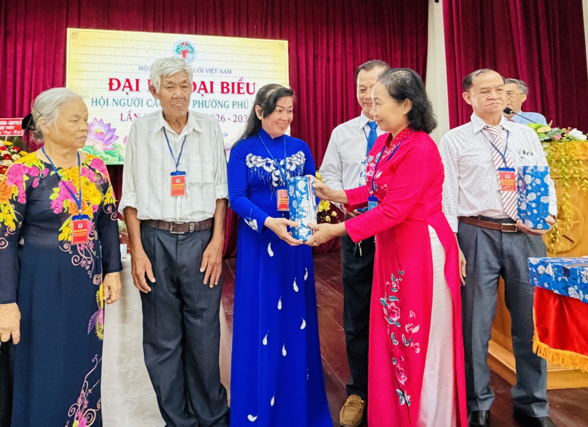 Bà Nguyễn Thị Phúc, Chủ tịch Hội NCT tỉnh tặng quà cho cán bộ Hội nghỉ không tham gia BCH nhiệm kỳ mới