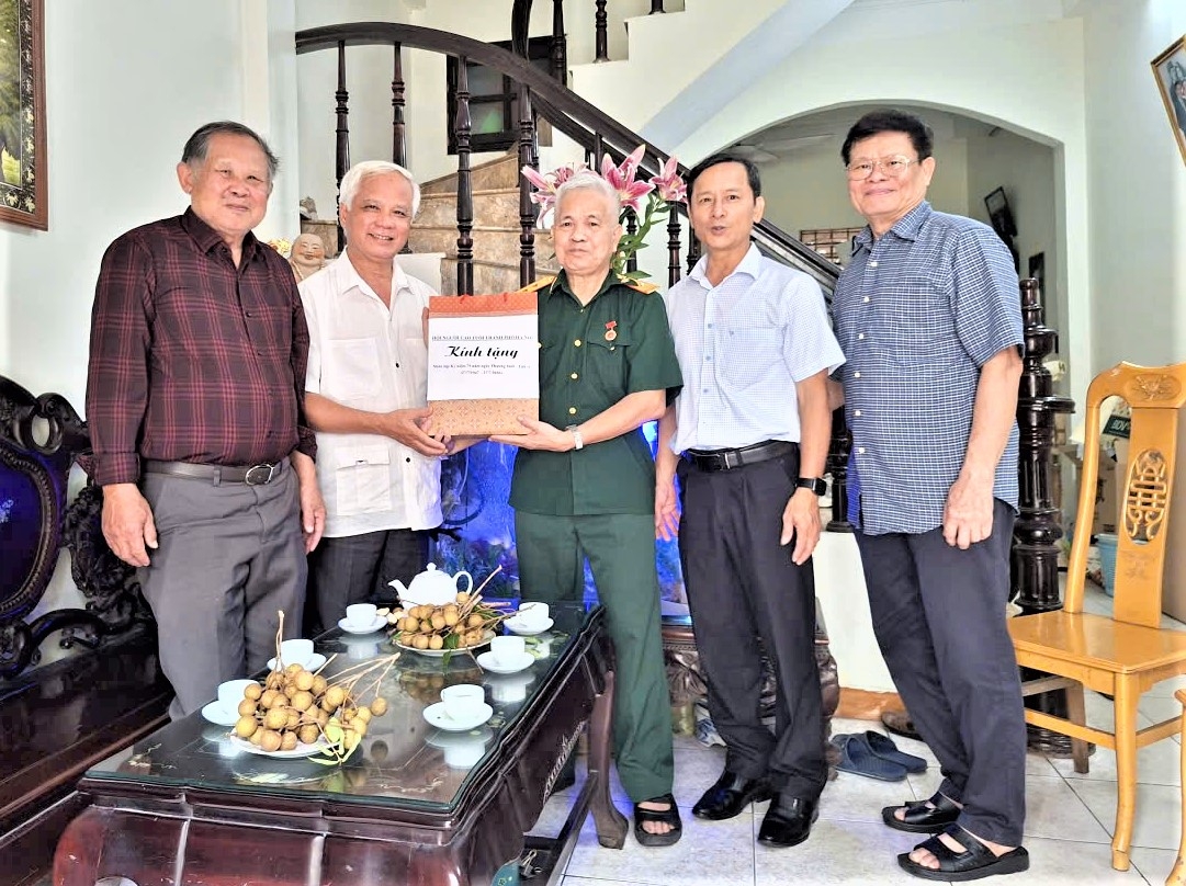 Chủ tịch Hội Người cao tuổi thành phố Hà Nội Nguyễn Thế Toàn thăm hỏi, tặng quà thương binh Nguyễn Văn Dư Chủ tịch Hội Người cao tuổi thành phố Hà Nội Nguyễn Thế Toàn thăm hỏi, tặng quà thương binh Nguyễn Văn Dư