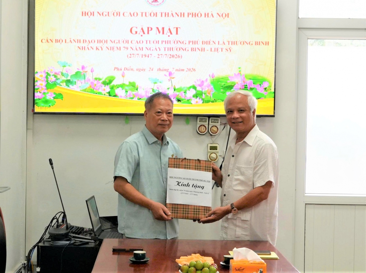 Chủ tịch Hội Người cao tuổi thành phố Hà Nội Nguyễn Thế Toàn thăm, tặng quà thương binh Vũ Hùng Thắng Chủ tịch Hội Người cao tuổi thành phố Hà Nội Nguyễn Thế Toàn thăm, tặng quà thương binh Vũ Hùng Thắng