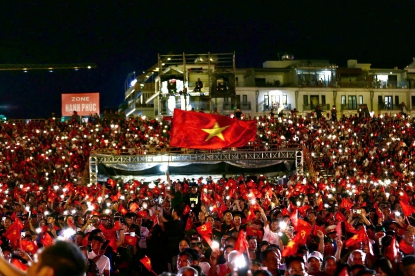                  Khán giả xem và cổ vũ chương trình.