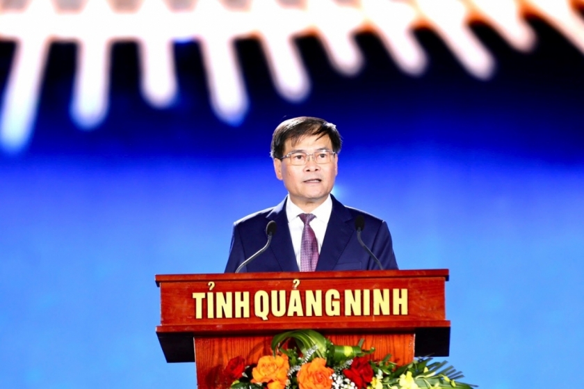 Đồng chí Bùi Văn Khắng, Phó Bí thư Tỉnh ủy, Chủ tịch UBND tỉnh, phát biểu khai mạc chương trình.