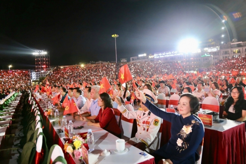 Một góc Quảng trường 30/10( phường  Hạ Long) trong chương trình nghệ thuật “Mãi mãi tuổi 20”.
