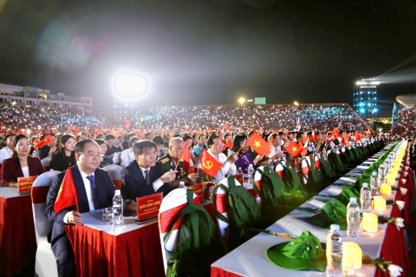 Hàng ghế danh dự đầu tiên để trống được đặt những  quân, tư trang của người chiến sỹ dành  để tưởng nhớ các Anh hùng liệt sĩ.