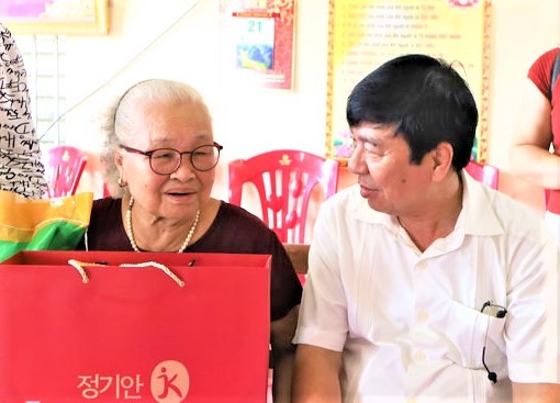 Hội Người cao tuổi tỉnh Ninh Bình hỏi thăm sức khỏe Mẹ Việt Nam Anh hùng Trần Thị Sách ở Tổ dân phố số 11, phường Phủ Lý Hội Người cao tuổi tỉnh Ninh Bình hỏi thăm sức khỏe Mẹ Việt Nam Anh hùng Trần Thị Sách ở Tổ dân phố số 11, phường Phủ Lý
