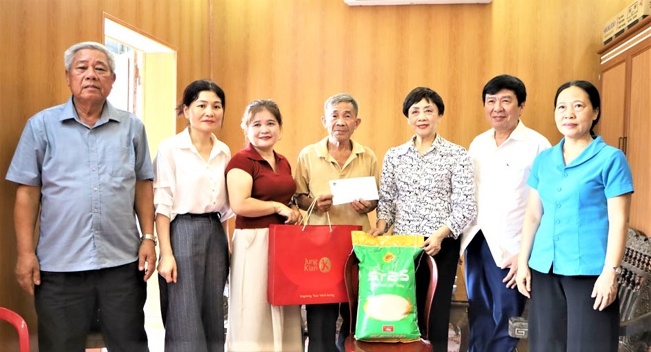 Hội Người cao tuổi tỉnh Ninh Bình thăm, tặng quà gia đình ông Nguyễn Xuân Kế, thân nhân liệt sĩ Trần Văn Chuyền, phường Phù Vân. Hội Người cao tuổi tỉnh Ninh Bình thăm, tặng quà gia đình ông Nguyễn Xuân Kế, thân nhân liệt sĩ Trần Văn Chuyền, phường Phù Vân.
