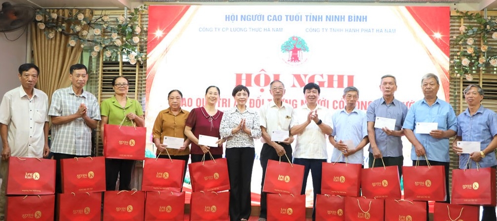 Hội Người cao tuổi tỉnh Ninh Bình thăm, tặng quà tri ân các gia đình chính sách, người có công nhân dpj 27-7 Hội Người cao tuổi tỉnh Ninh Bình thăm, tặng quà tri ân các gia đình chính sách, người có công nhân dpj 27-7