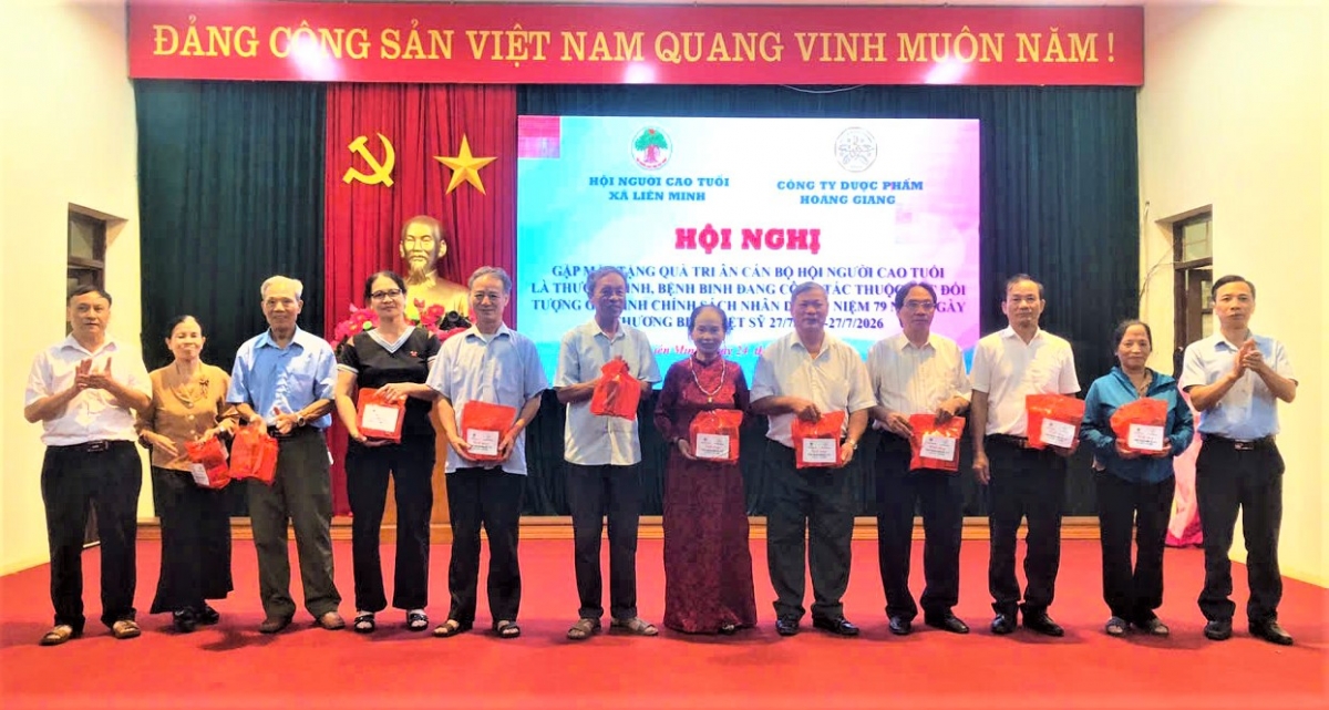 Tặng quà tri ân người cao tuổi thuộc gia đình chính sách, người có công với cách mạng