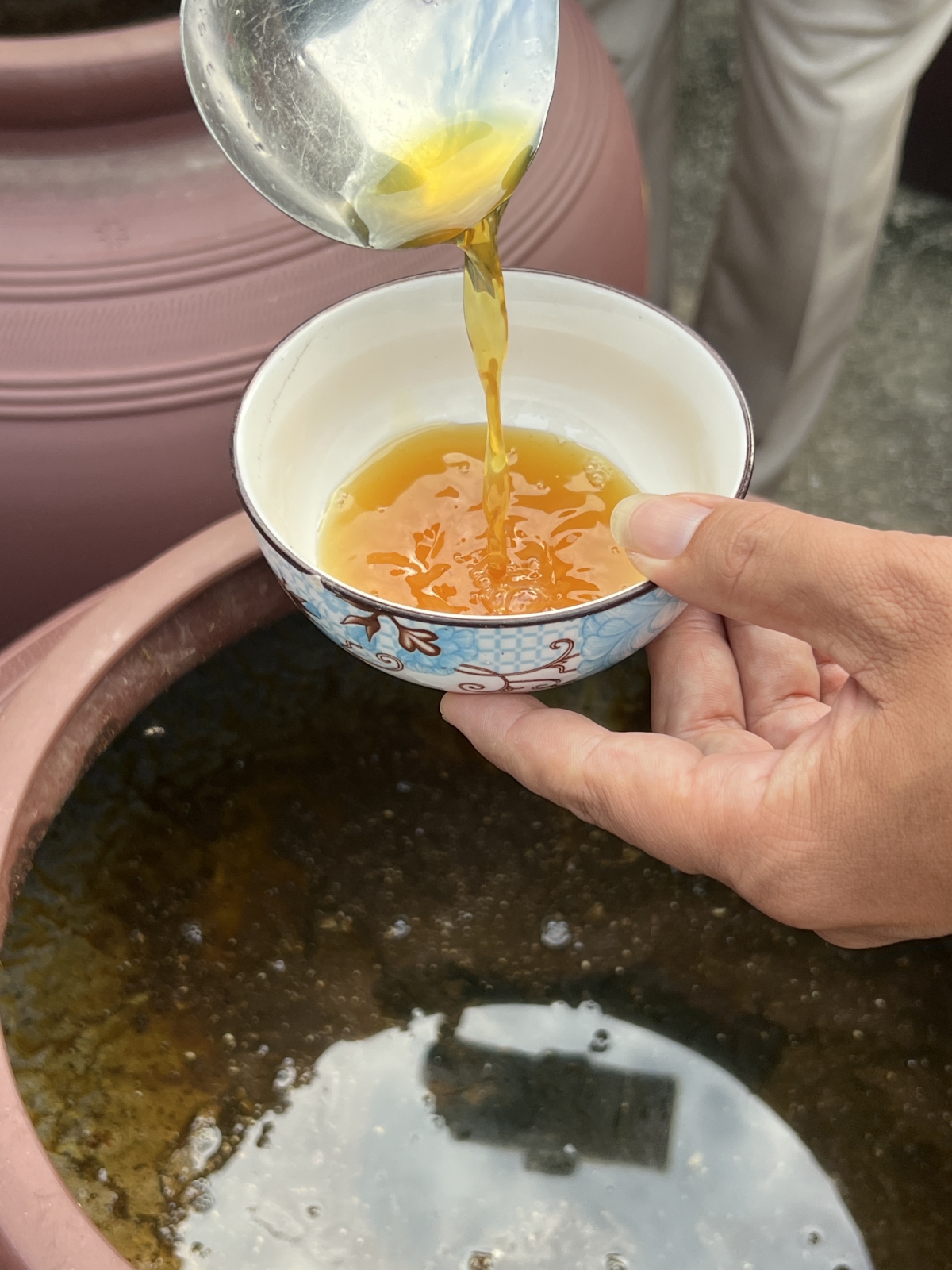 Những giọt mắm cá cơm Bông Sen được múc trực tiếp từ chum ủ chượp đã chín