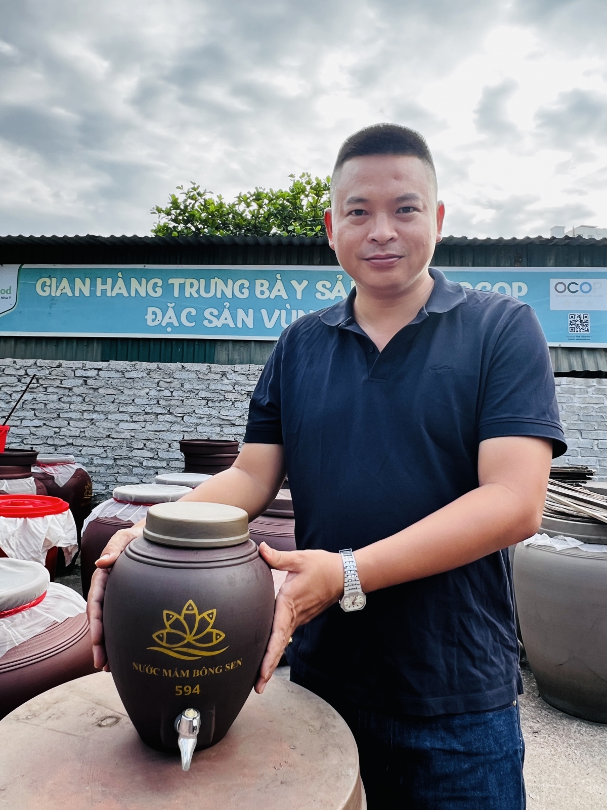 Anh Nguyễn Tiến Phúc - chủ thương hiệu mắm Bông Sen rất tâm đắc với chum gốm mộc nguyên chượp dung tích 5 lít