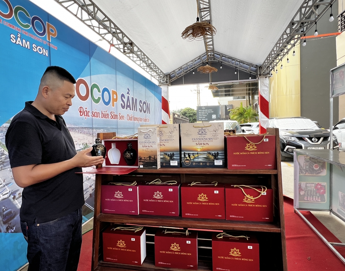 Nước mắm Bông Sen có bao bì, mẫu mã đẹp, mang tâm huyết của người thợ cùng nét văn hóa Sầm Sơn
