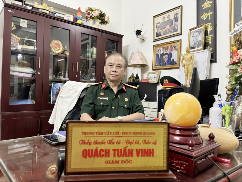 Bác sỹ chuyên khoa I Quách Tuấn Vinh - Chủ tịch Chi hội Cấy chỉ Việt Nam, Hội Đông y Việt Nam; Giám đốc Trung tâm Phục hồi chức năng Minh Quang; Phó Chánh Văn phòng Hội Quân Dân y Việt Nam; Ủy viên Ban Chấp hành Hội Nam y Việt Nam.