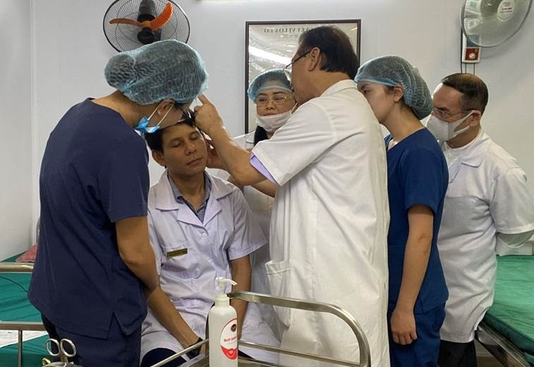 Bác sỹ Quách Tuấn Vinh đang hướng dẫn cấy chỉ trên loa tai cho các bác sỹ Bệnh viện  Y học cổ truyền tỉnh Lào Cai.