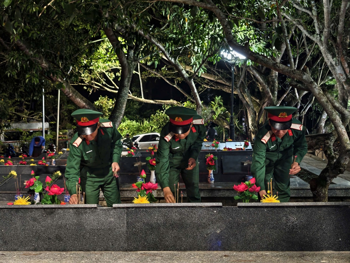 Lực lượng vũ trang thắp hương viếng liệt sĩ Lực lượng vũ trang thắp hương viếng liệt sĩ