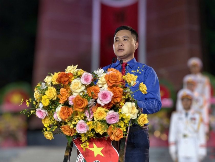 Lâm Đồng: Hàng nghìn ngọn nến tri ân thắp sáng các nghĩa trang liệt sĩ Lâm Đồng: Hàng nghìn ngọn nến tri ân thắp sáng các nghĩa trang liệt sĩ