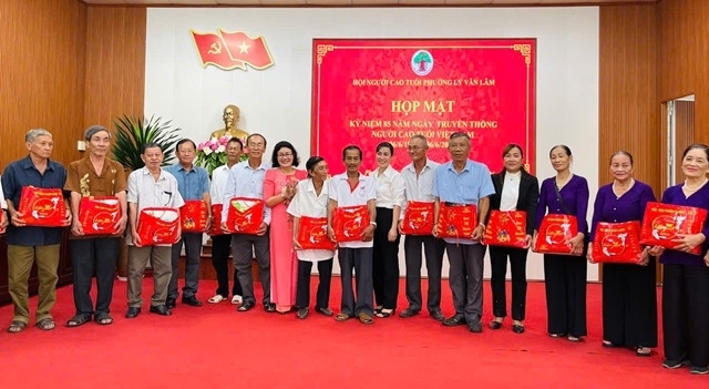  Hội Người cao tuổi phường Lý Văn Lâm, tỉnh Cà Mau trao quà cho người cao tuổi tại buổi gặp mặt kỷ niệm Ngày truyền thống Người cao tuổi Việt Nam (6/6/2026)